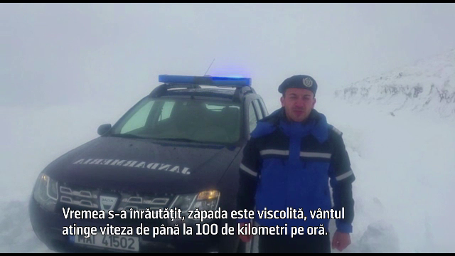 Munţii arată ca în plină iarnă, acoperiţi de zăpadă. Salvamontiştii au închis, temporar, toate traseele turistice