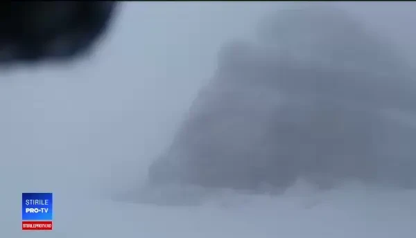 Stratul de zăpadă depăşeşte 30 de centimetri. Avertismentul dat de jandarmii montani pentru şoferi