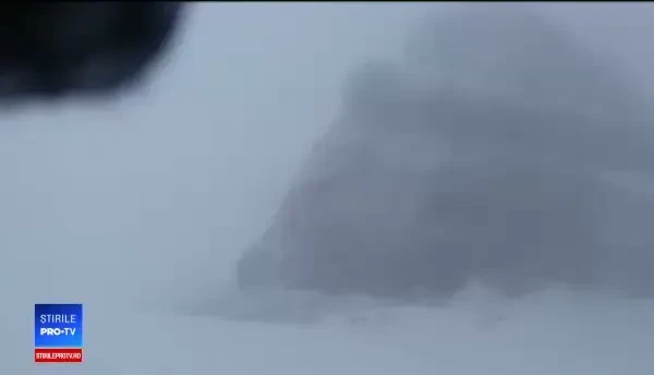 Stratul de zăpadă depăşeşte 30 de centimetri. Avertismentul dat de jandarmii montani pentru şoferi