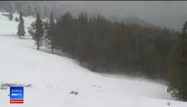 Munţii arată că în plină iarnă, acoperiţi de zăpadă. Salvamontiştii au închis, temporar, toate traseele turistice