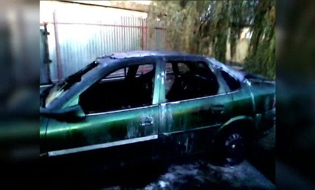 Mecanic, transportat de urgență la spital, după ce mașina pe care o repara a luat foc