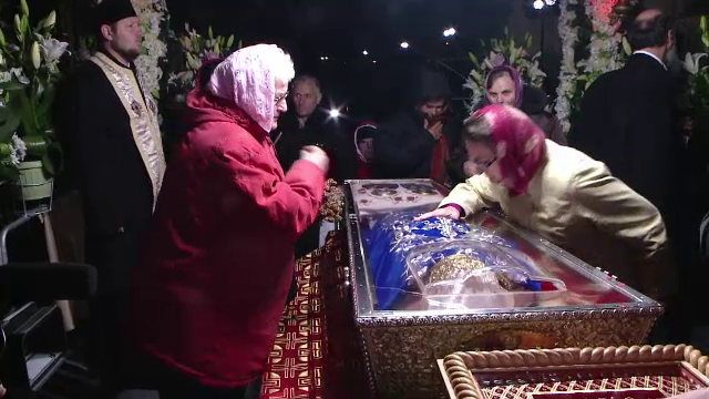 Slujbă transmisă live pe Facebook de credincioșii veniți la moaștele Sfintei Parascheva