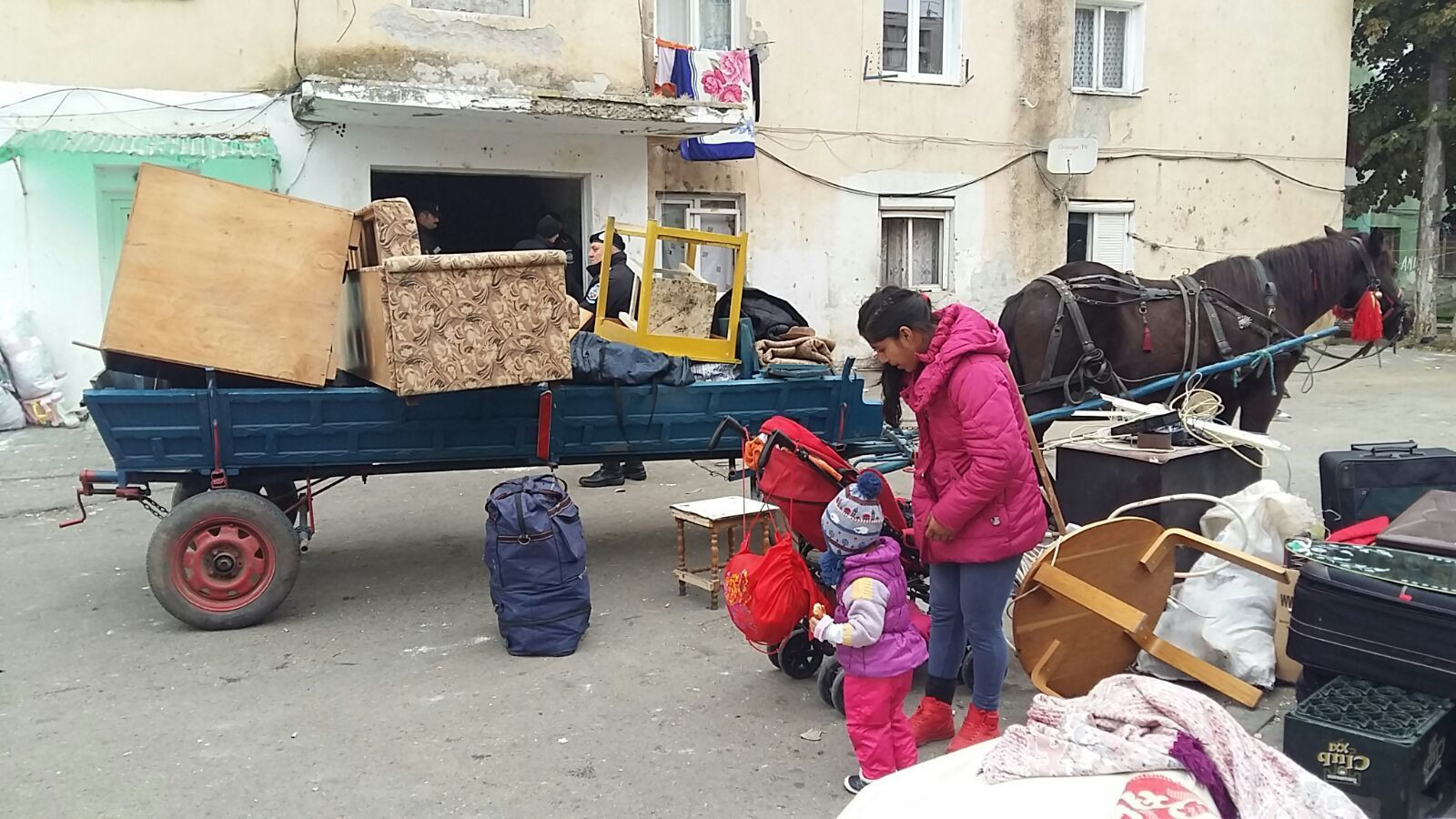 60 de familii de romi, evacuate cu jandarmi şi poliţişti dintr-un bloc social din Alba Iulia. FOTO