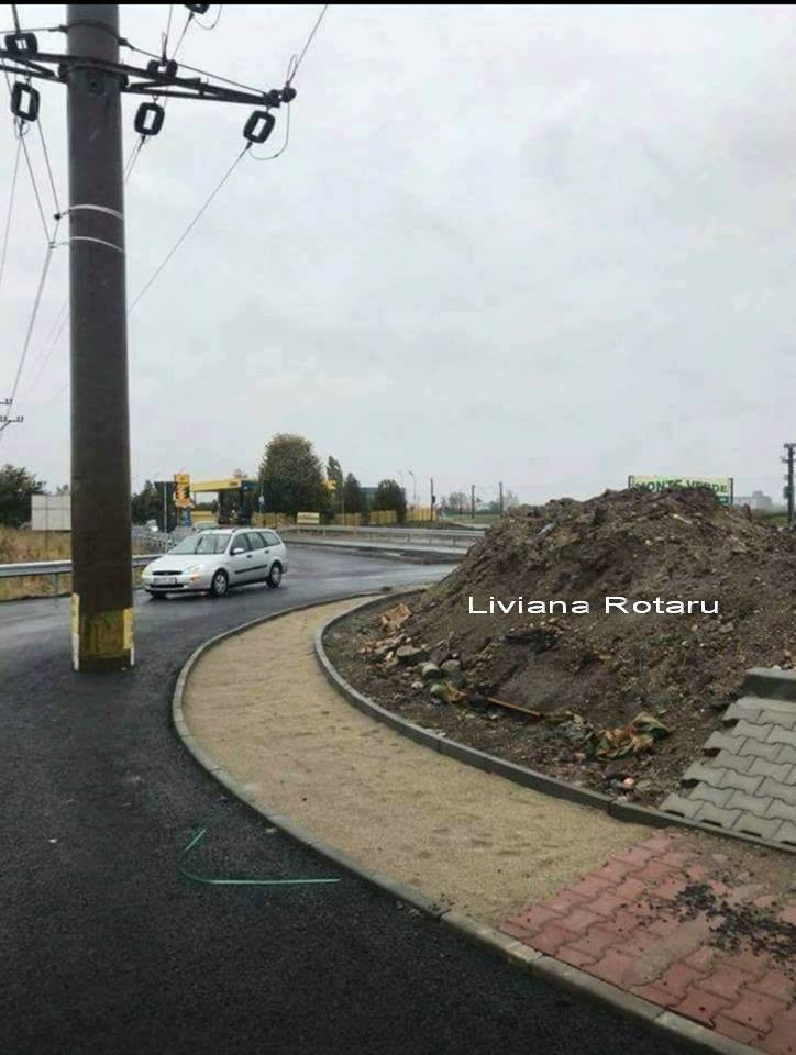 "Minunea" de la intrarea în Caracal. Stâlpul rămas în sensul giratoriu, test pentru şoferi