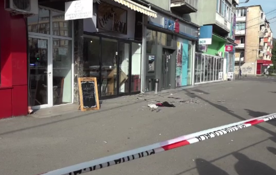 Un bărbat a căzut de pe un bloc de 4 etaje în timp ce făcea lucrări de reparație