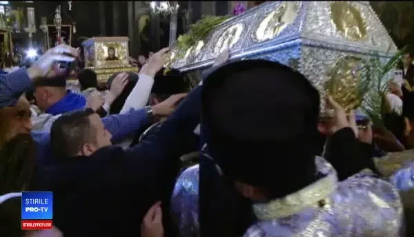 Slujbă transmisă live pe Facebook de credincioșii veniți la moaștele Sfintei Parascheva