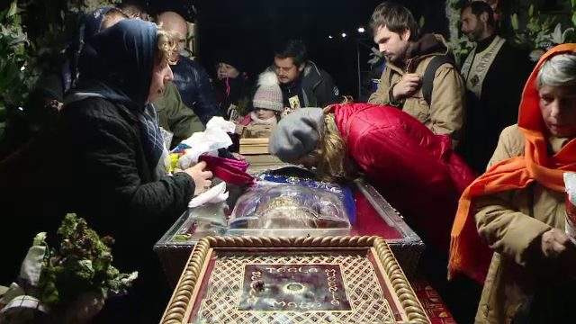 Frigul nu i-a speriat pe credincioşii ajunşi la moaştele Sfintei Parascheva