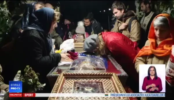 Credincioșii au format cozi imense la moaștele Sfintei Parascheva: În Biserică îți vii în fire