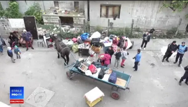 60 de familii de romi, evacuate cu jandarmi şi poliţişti dintr-un bloc social din Alba Iulia. FOTO
