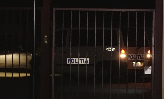 Cinci tineri, acuzați că ar fi sechestrat și violat o fată de 13 ani