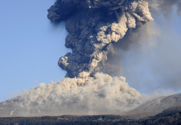Vulcanul Shinmoedake continuă să erupă, după 6 ani de inactivitate
