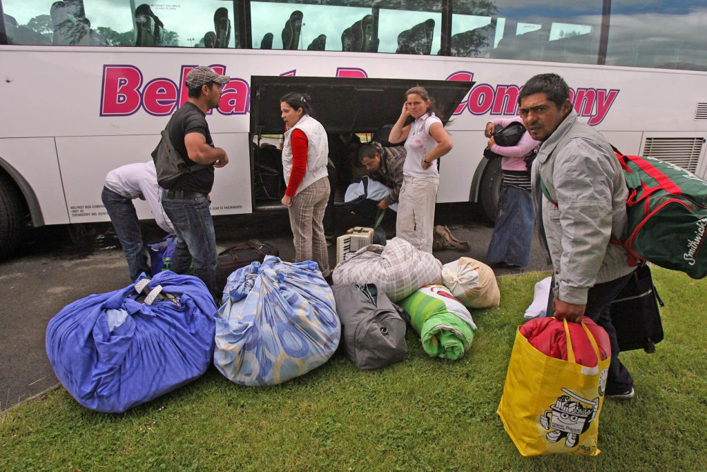 Tot mai mulți români și bulgari migrează în Marea Britanie. Cât câştigă acolo