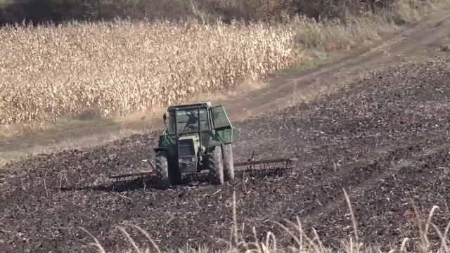 Sfârşit tragic pentu un bărbat din Mureş. Tractorul pe care-l conducea s-a răsturnat peste el
