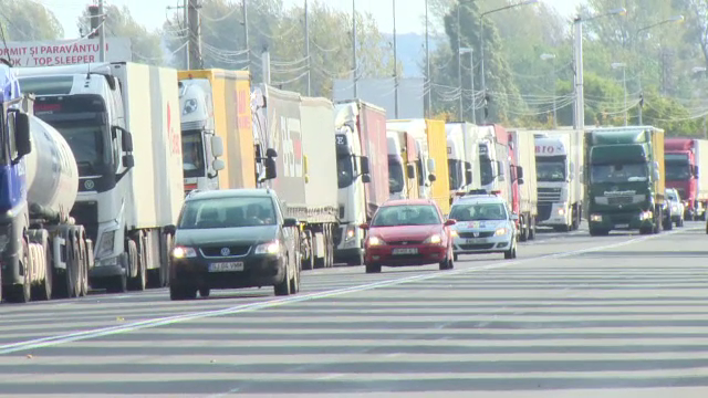 Calvarul pentru şoferii de TIR care vor să iasă din ţară către Ungaria a reinceput