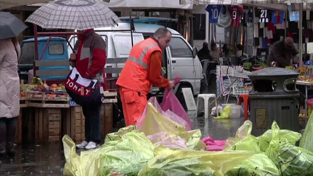 Avem milioane de săraci, dar aruncăm anual la gunoi 3 tone de mâncare