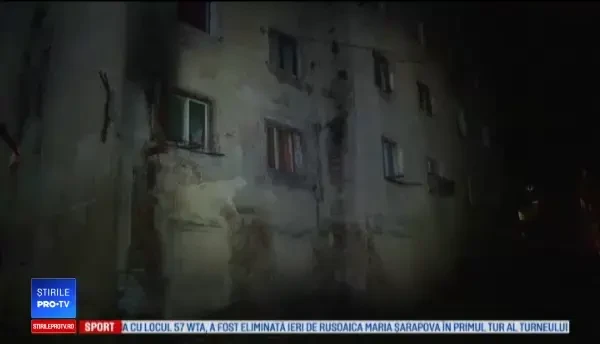 Tavanul unui apartament s-a prăbușit cu tot cu pat și locatarul de la etajul 1, în Lupeni