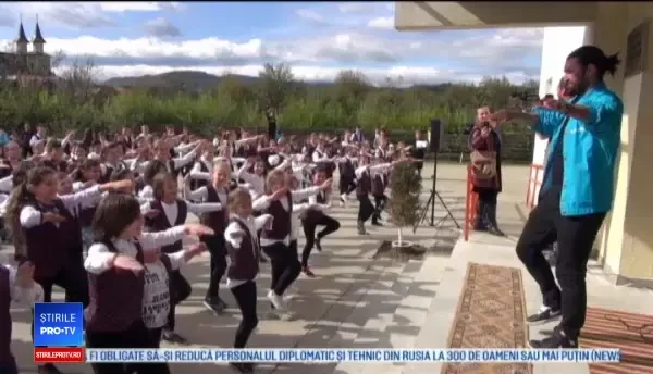 Smiley, în vizită la o școală din comuna Dofteana. Artistul este ambasador UNICEF