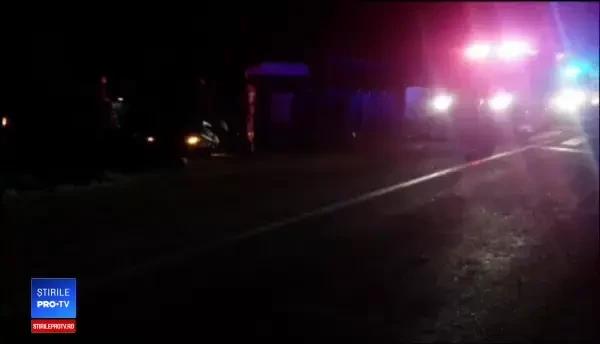 Mașina a lovit un pod și a zburat într-un stâlp. Uite, frate, cum stă maşina!