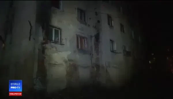 Tavanul unui apartament s-a prăbușit în Lupeni. Locatarii ar fi dărâmat un perete pentru fier-beton