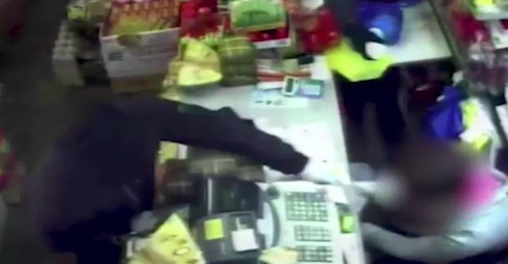 Vânzătoare din Mare Britanie, atacată cu acid de o bandă de hoți. VIDEO