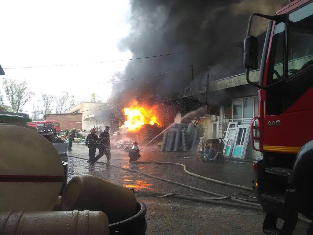 Depozitul de materiale care a luat foc în Vaslui nu avea autorizaţie ISU. Pompierii s-au întors din drum