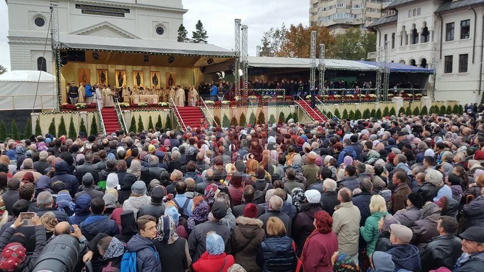 160.000 de oameni, la baldachinul Sf. Parascheva, în 5 zile de pelerinaj. Coadă de 16 ore la moaște