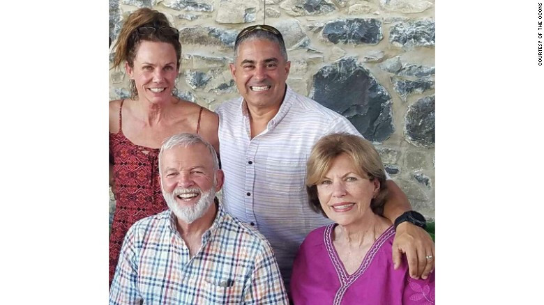 O femeie a murit în brațele soțului ei, în timp ce se ascundeau în piscină de incendiile din California