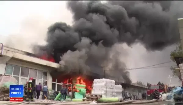 Incendiul de la depozitul de mase plastice şi vopseluri a fost lichidat, dar echipajele continuă supravegherea