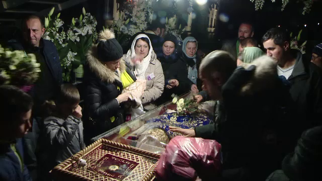 Doi soți din Suceava au venit la Sf. Parascheva pentru a-i cere un copil. Au stat 12 ore la coadă