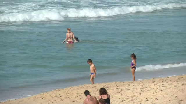 La plajă în mijlocul lunii octombrie. Francezii de bucură de soare, iar irlandezii se pregătesc de uragan