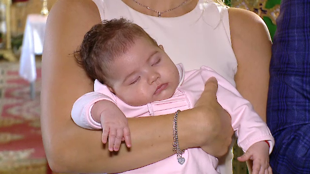 Ana şi Tudor Ionescu, solistul Fly Project, și-au botezat fetița. Invitații, cu lacrimi în ochi