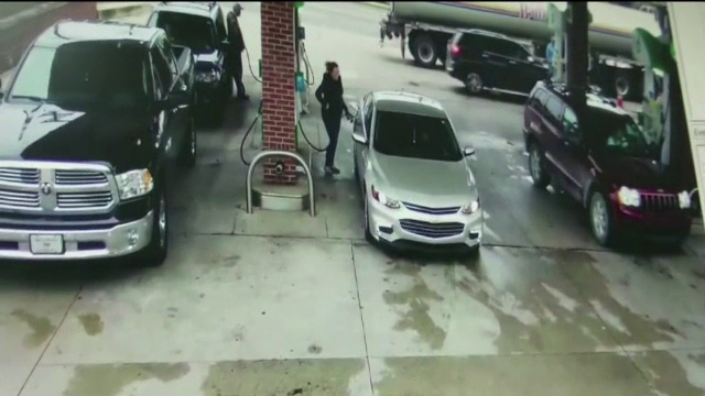 Greșeala unei șoferițe din SUA. Un hoț a încercat să-i fure mașina într-o benzinărie