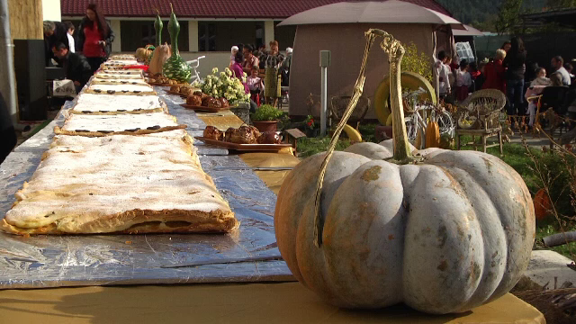 Festivalul Dovleacului, în Dâmboviţa. Zeci de gospodine au pregătit o plăcintă de 15 metri
