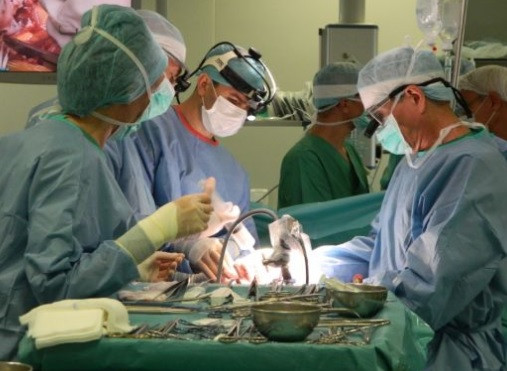 Bărbat din Cluj, salvat de soţie. I-a dăruit un rinichi soţului de ziua copilului lor