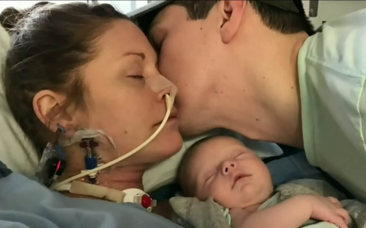 O femeie a rămas fără uter, mâini și picioare după naștere. Medicii au trimis-o acasă