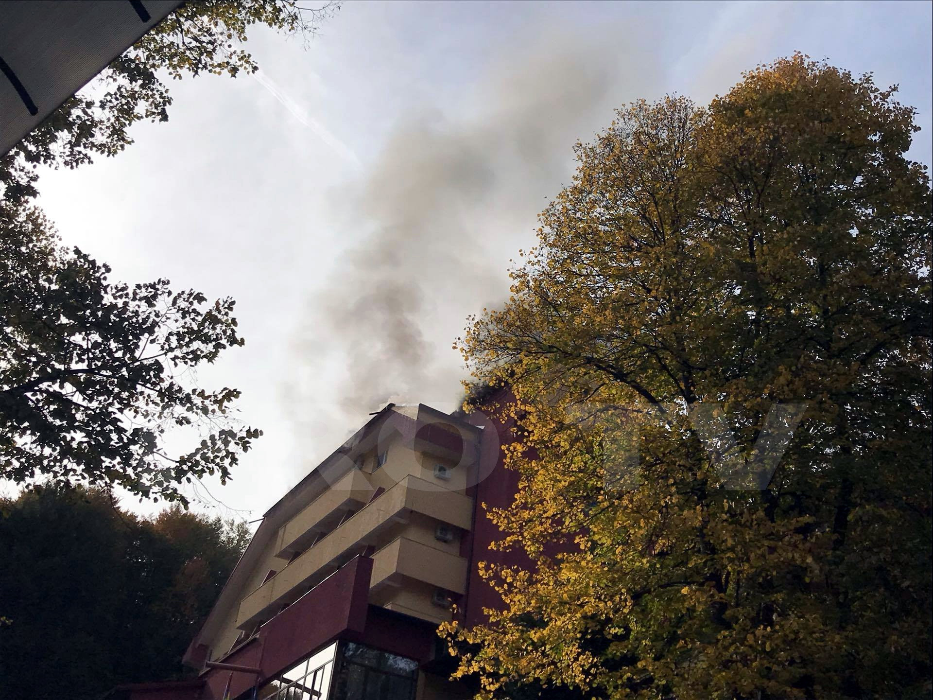 Incendiu la un hotel din Băile Olăneşti. Aproximativ 200 de persoane evacuate. VIDEO