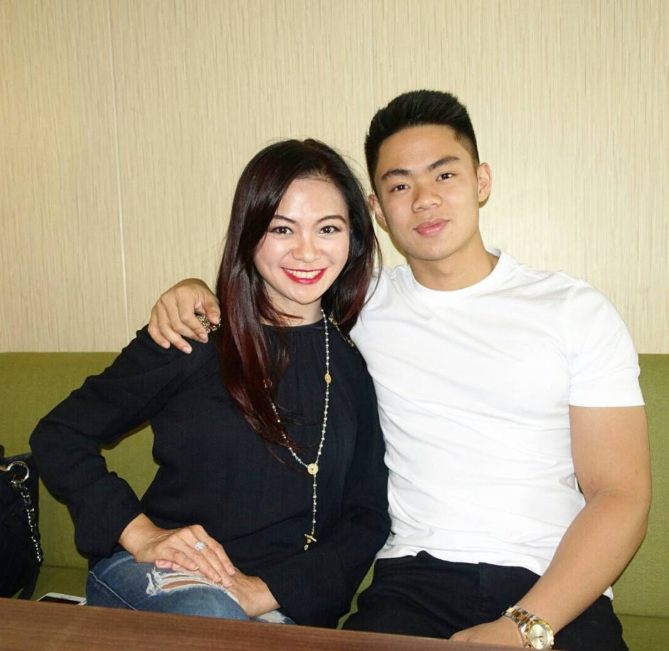 Femeie de 50 de ani confundată cu iubita fiului ei. Care este secretul tinereții ei