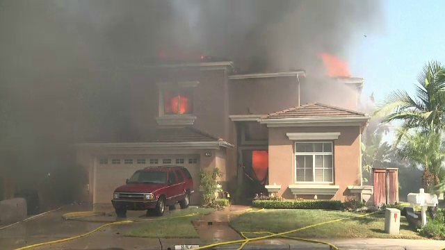 Incendiu în California: 40 de morți și sute de dispăruți. Vântul a împins flăcările în zonele locuite