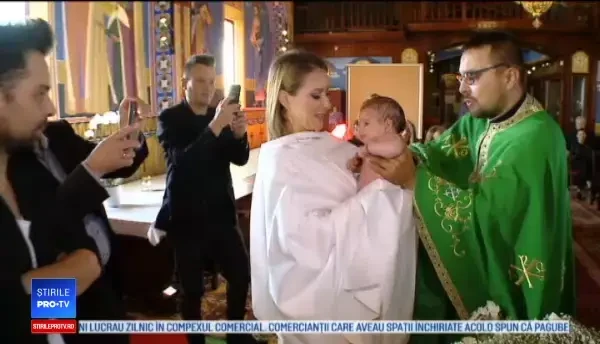 Ana şi Tudor Ionescu, solistul Fly Project și-au botezat fetița. Invitații, cu lacrimi în ochi