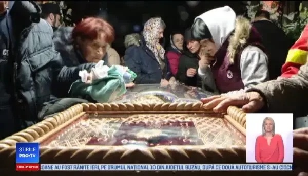 Am 56 de ore de când nu am dormit. Peste 40.000 de pelerini, la coadă la Sfânta Parascheva