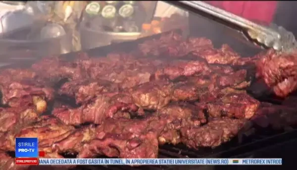 Răvăşitul Oilor, la Slănic Moldova. Portul tradiţional şi muzica populară au completat atmosfera de petrecere