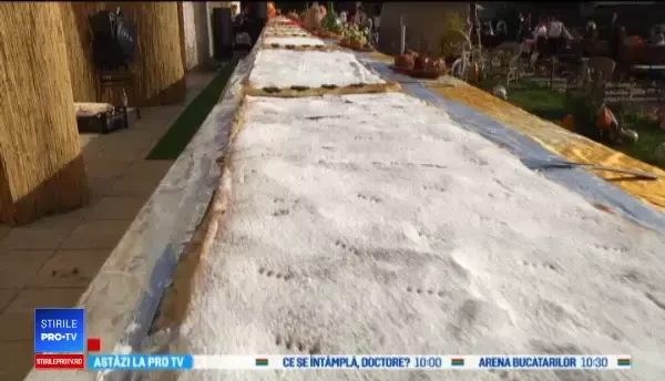 Festivalul Dovleacului, în Dâmboviţa. Zeci de gospodine au pregătit o plăcintă de 15 metri