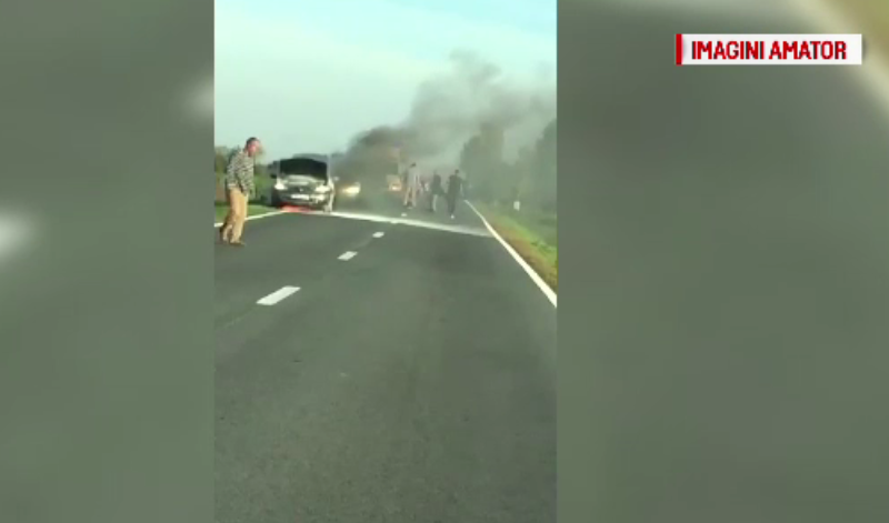 Un șofer din Timiș s-a salvat la timp după ce mașina lui a luat foc în mers