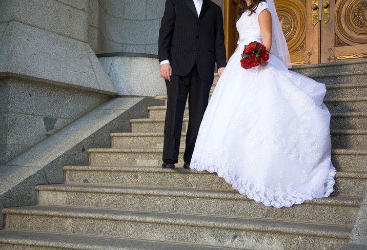 Motivul emoționant pentru care o femeie și-a tăiat rochia de mireasă