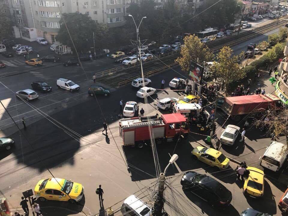 Accident grav în Capitală. O autobasculantă a intrat pe trotuar, într-o farmacie