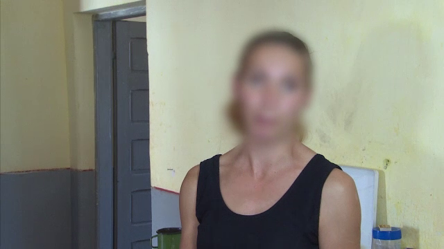 Fată de 9 ani, bătută cu sălbăticie de mamă cu bătătorul de covoare