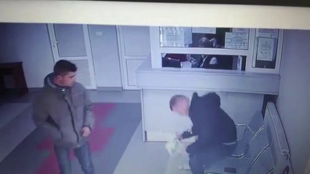 Doi tineri, filmați în timp ce iau un portofel uitat în Autogara din Dej