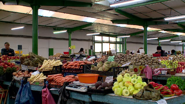 Piețele românești abundă de intermediari care vând produse cumpărate din depozite