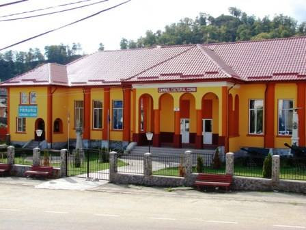 Salariile angajaţilor unei primarii din Argeş, făcute publice pe Facebook