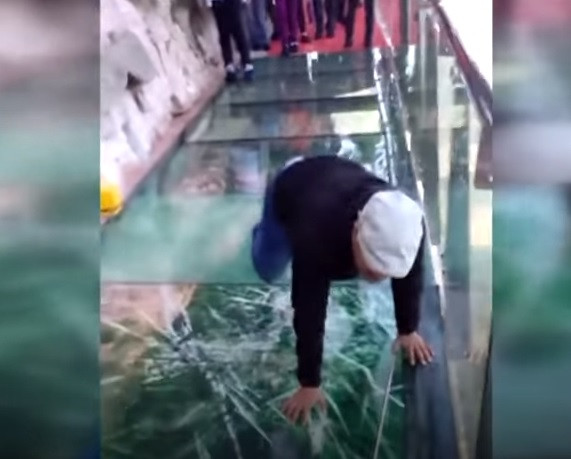Turist îngrozit de puntea de sticlă care „crapă” sub el. VIDEO